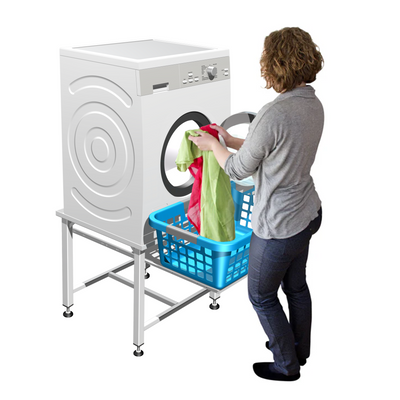 Waschmaschinen-Untergestell Stahl 50 cm mit Auszug als Ablage, Waschmaschine und Wäschekorb, wird von einer Frau beladen